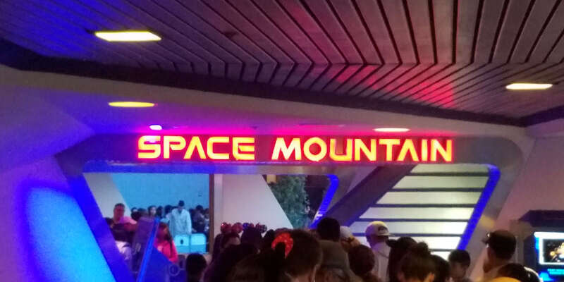 space-mountain-queue