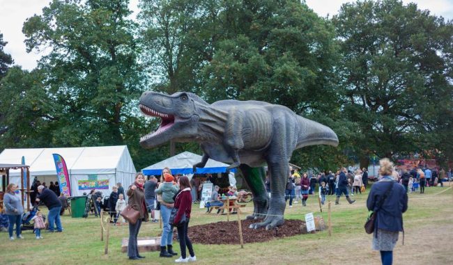 01_daytime_animatronic_dinosaur