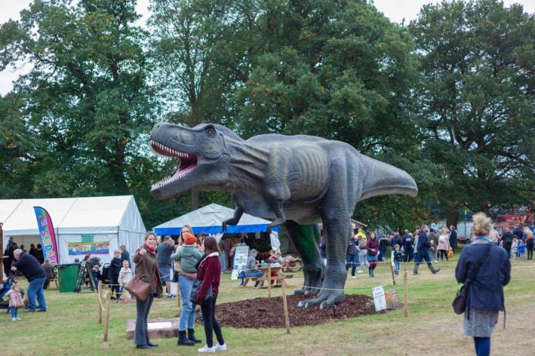 01_daytime_animatronic_dinosaur